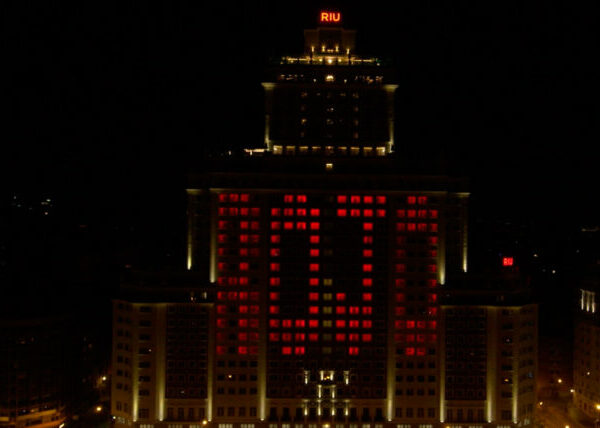 hotel-riu-de-plaza-de-espana-se-convierte-en-soporte-publicitario-768x428